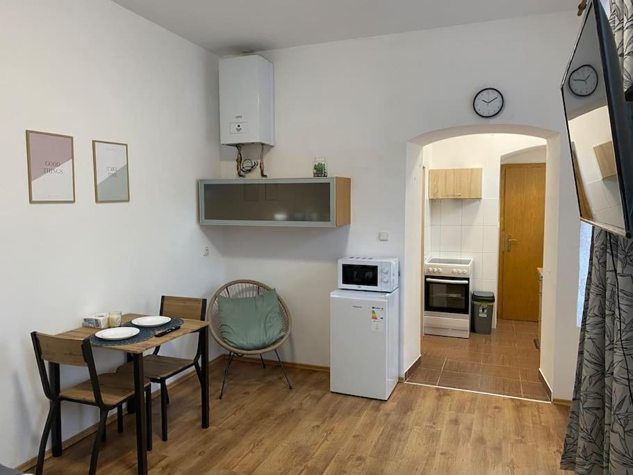 Cozy 1 Bedroom Studio In The Center Of Pilsen Esterno foto